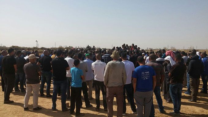 جماهير غفيرة تشارك في تشييع جثمان ضحية جريمة القتل في تل السبع